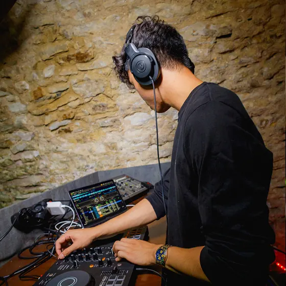 DJ party v ZONE Baru Praha – DJ za mixážním pultem