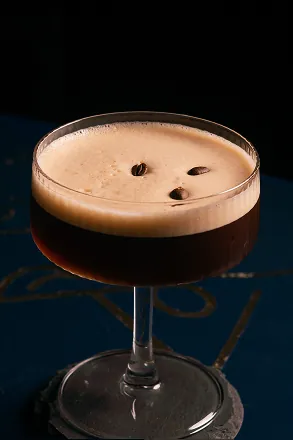 Espresso Martini – koktejl ZONE Bar Praha