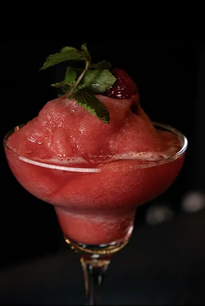 Frozen Strawberry Daiquiri – koktejl ZONE Bar Praha