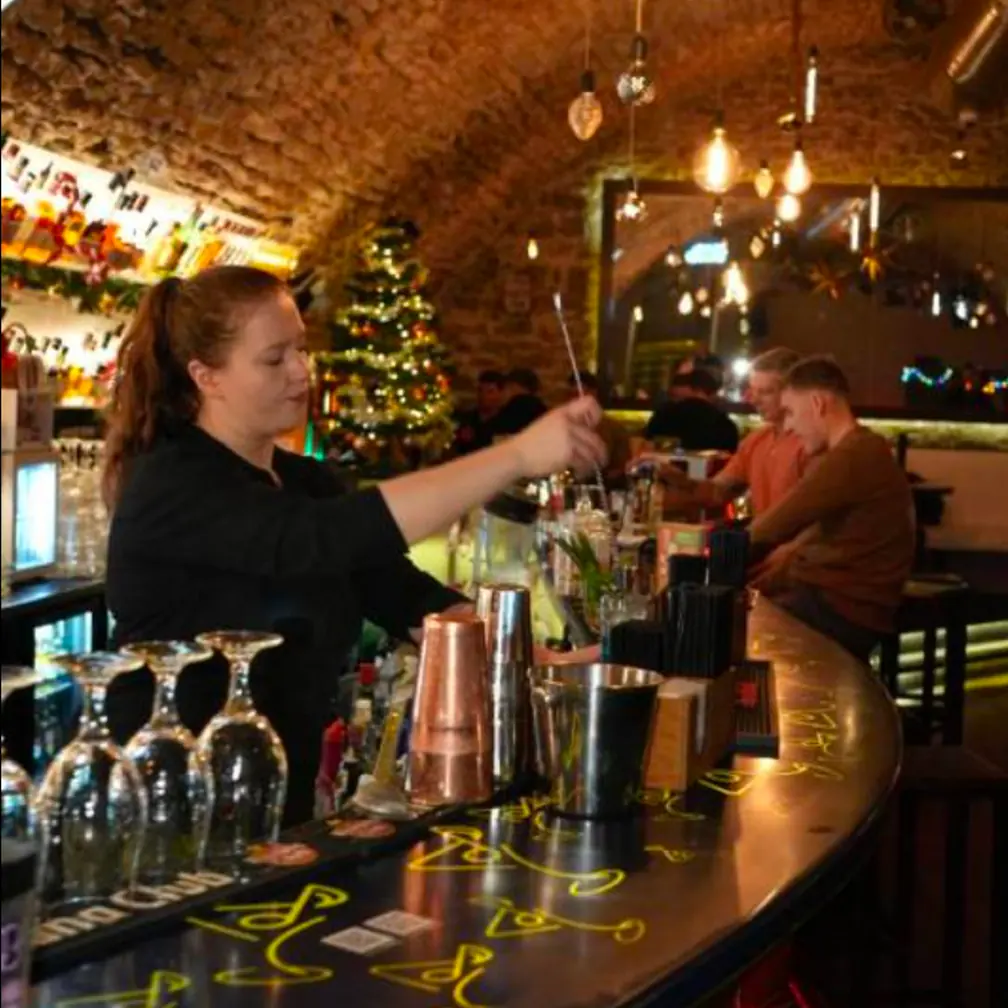 Míchání koktejlu – ZONE Bar Praha