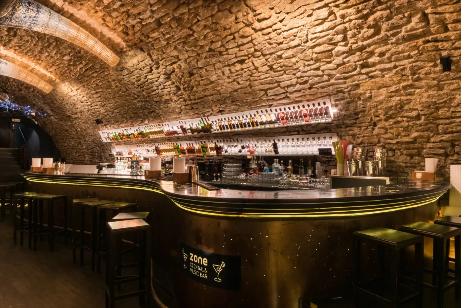 Hlavní barový pult ZONE Bar Praha s nabídkou destilátů
