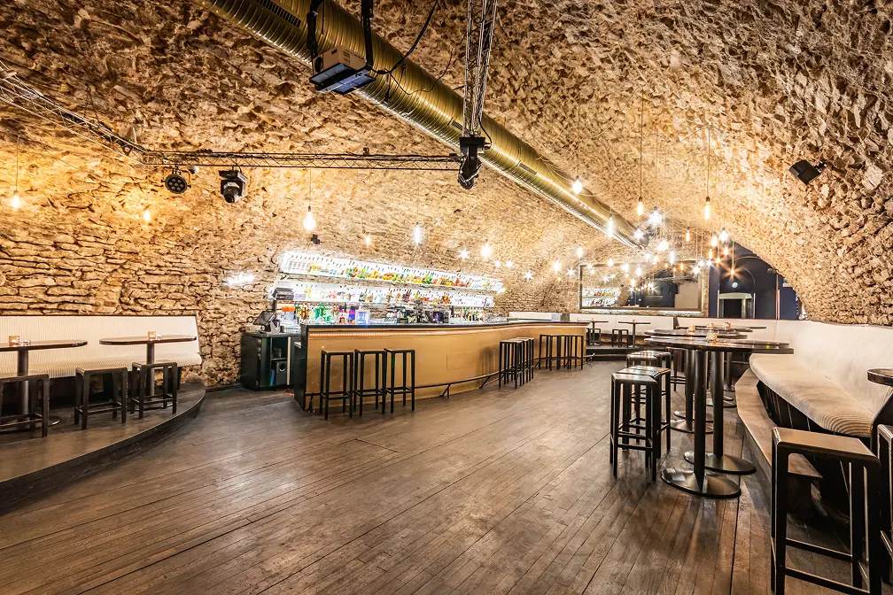 Kamenná klenba a bar – ZONE Bar Praha