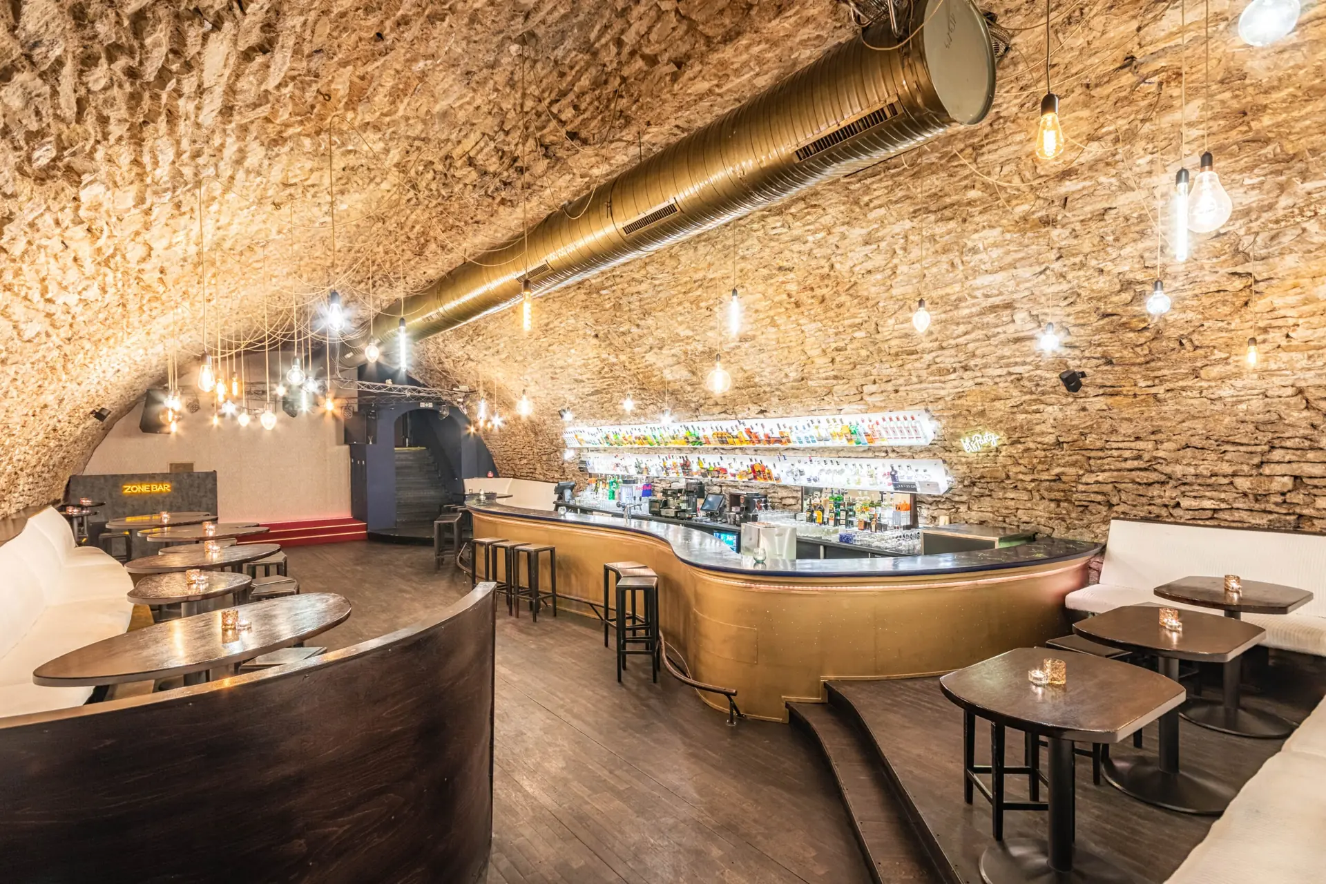 Sklepní koktejl bar ZONE Bar Praha – klenutý kamenný strop a zlatý barový pult